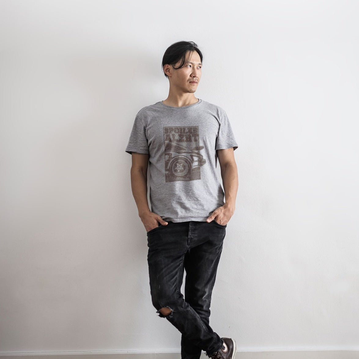 Man wearing a athletic heather grey Classic 911 Turbo T-shirt